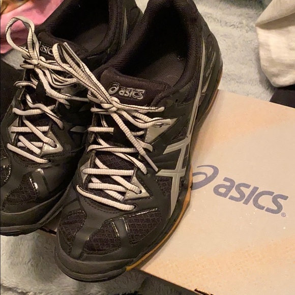 Women’s Asics Volleyball Shoes - Picture 2 of 5